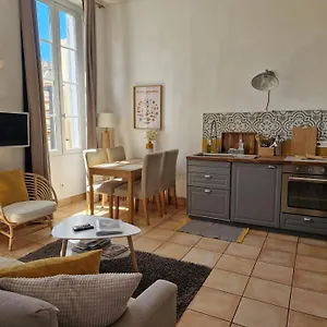 Superbe 2 Pièces Avec Grande Terrasse, Classé *** , Marseille France
